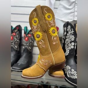 Cow girl Sunflower Embroidered Western Boots